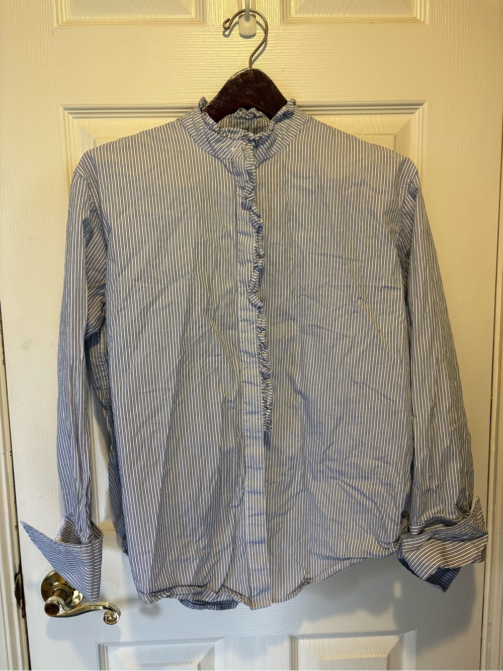 J. Crew Blue & White Pinstripe garçon Ruffle-Front Button-Down Shirt